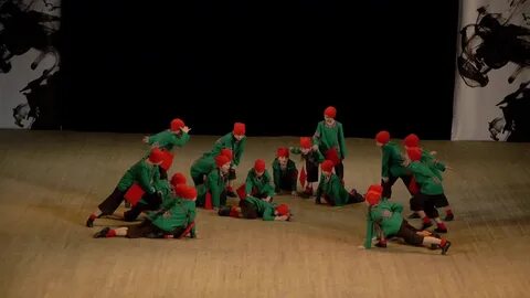 Танец гномиков в школе