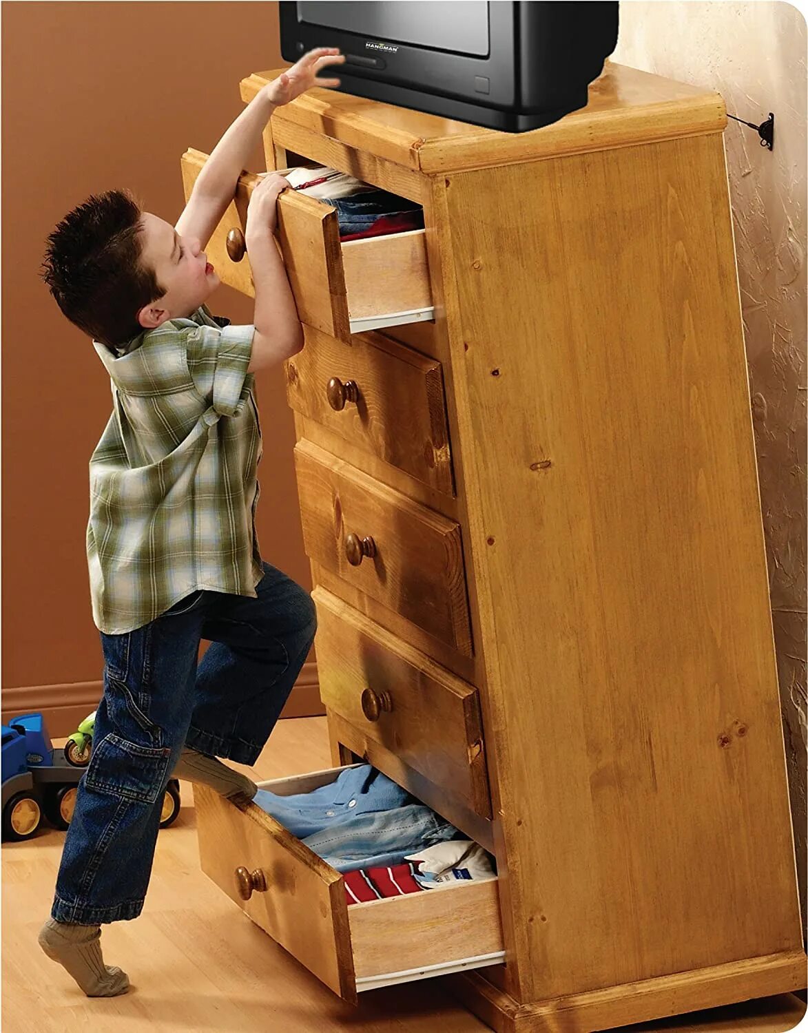 Защита мебели от детей. Безопасная мебель для детей. Крепеж комода к стене. Опасная мебель для ребенка. Как крепится ребенок