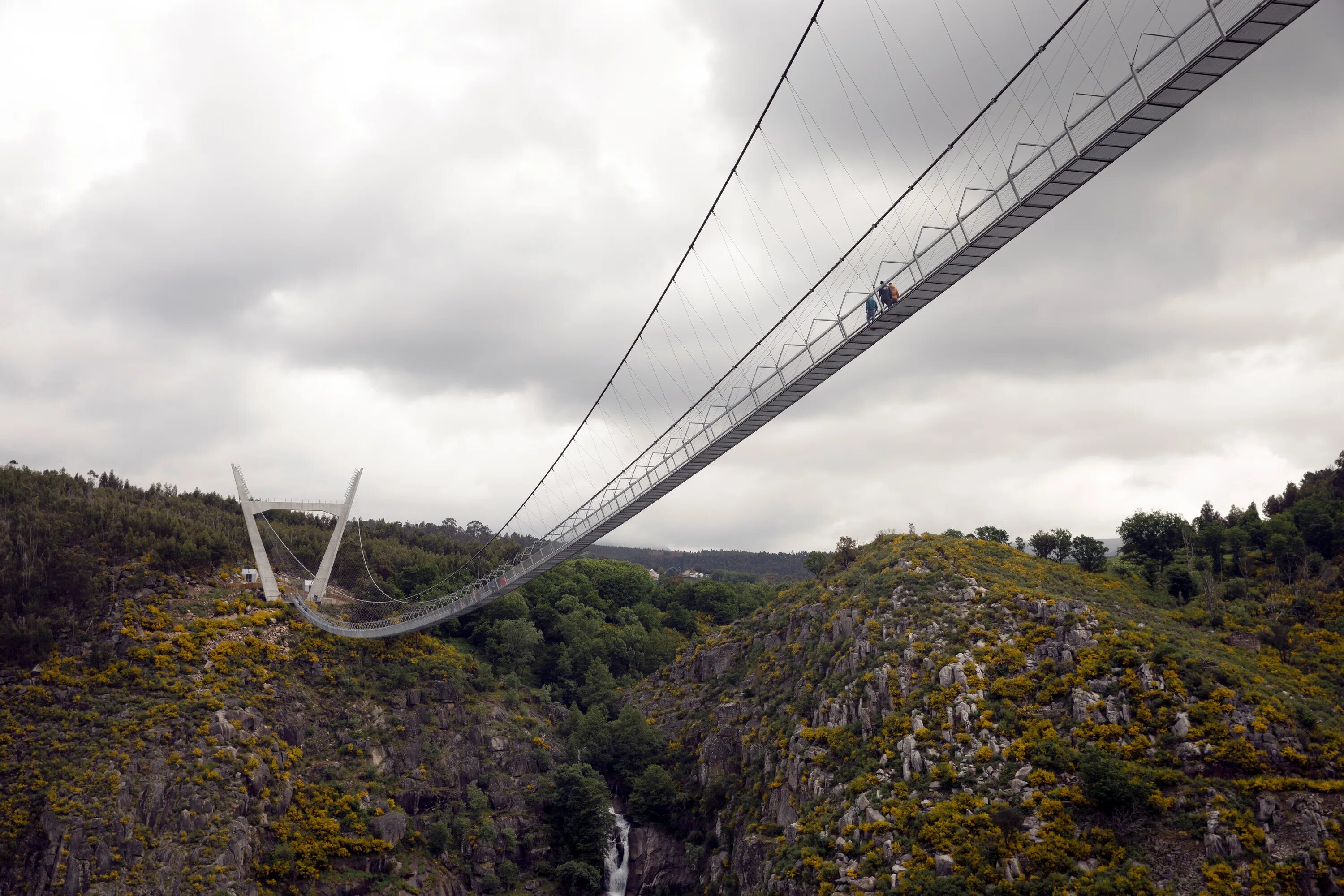 Самый длинный пост. Подвесной мост Арока Португалия. Самый длинный пешеходный мост в Португалии. Мост Arouca 516. Тяньцзиньский виадук.