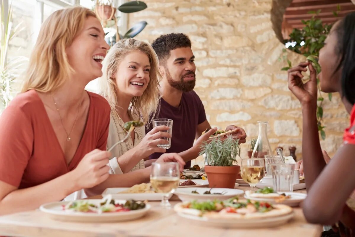 They were eating. Семья в ресторане. Четверо друзей обедают. Друзья едят в гостиной. Друзья кушают вместе.