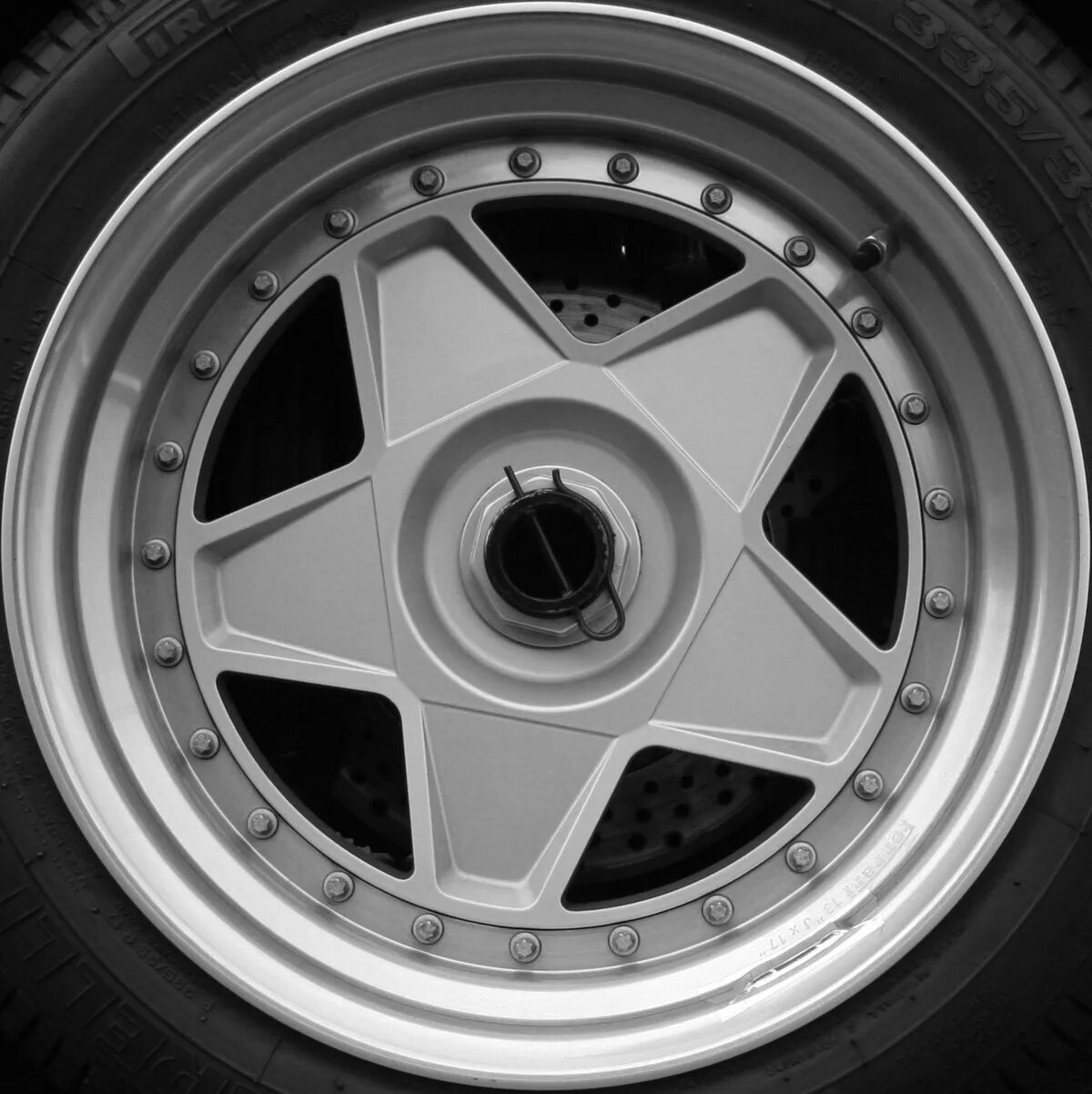 Диск 40. Ferrari f40 wheel. феррари f40 колеса. звездочные диски ferrari f40. диски с центральной гайкой.