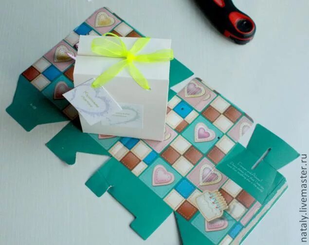 Органайзер коробка для хранения в кладовке. Коробка с цветами и жвачками. Полезная коробочка. Полезная коробочка. Органайзер из коробочек.