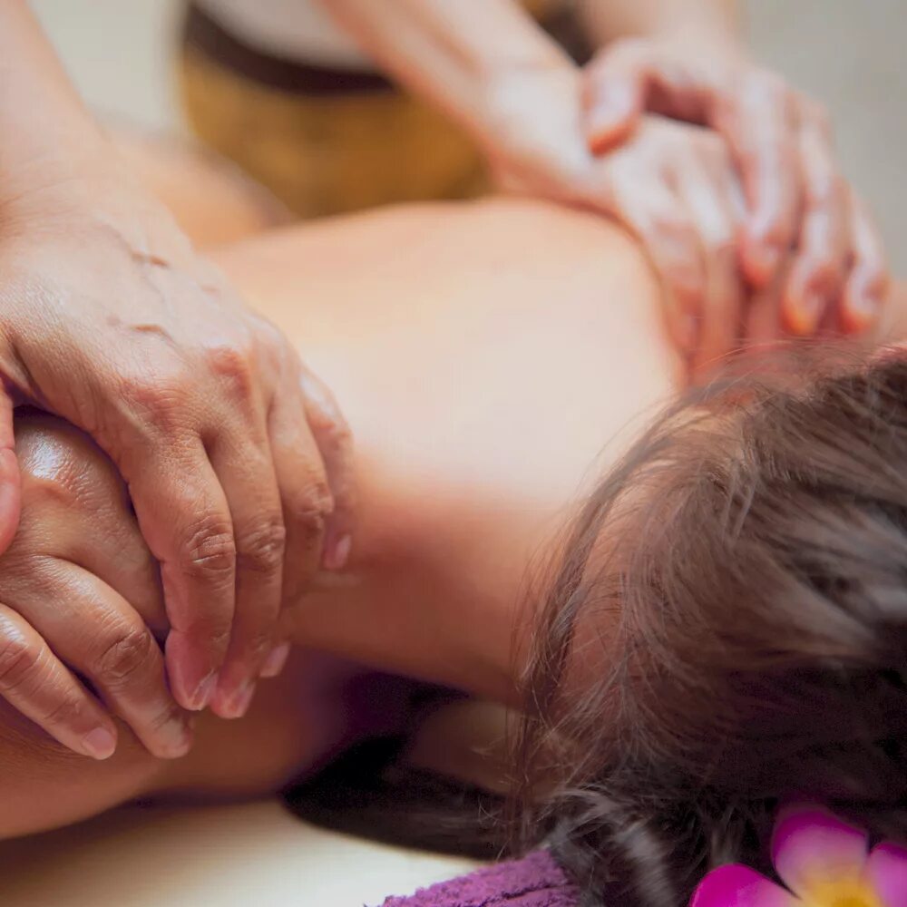 Massage part. Руки массажиста. Королевский массаж. Массаж мужские руки. Мужские руки массажиста.