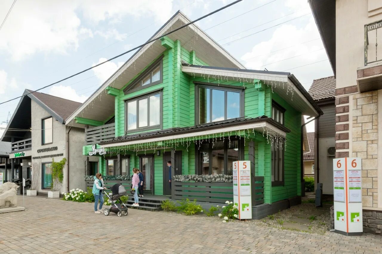 Малоэтажная страна выставка домов. Выставочный комплекс малоэтажная страна. Выставка домов белая дача. Выставка малоэтажных. Лескон синдика.