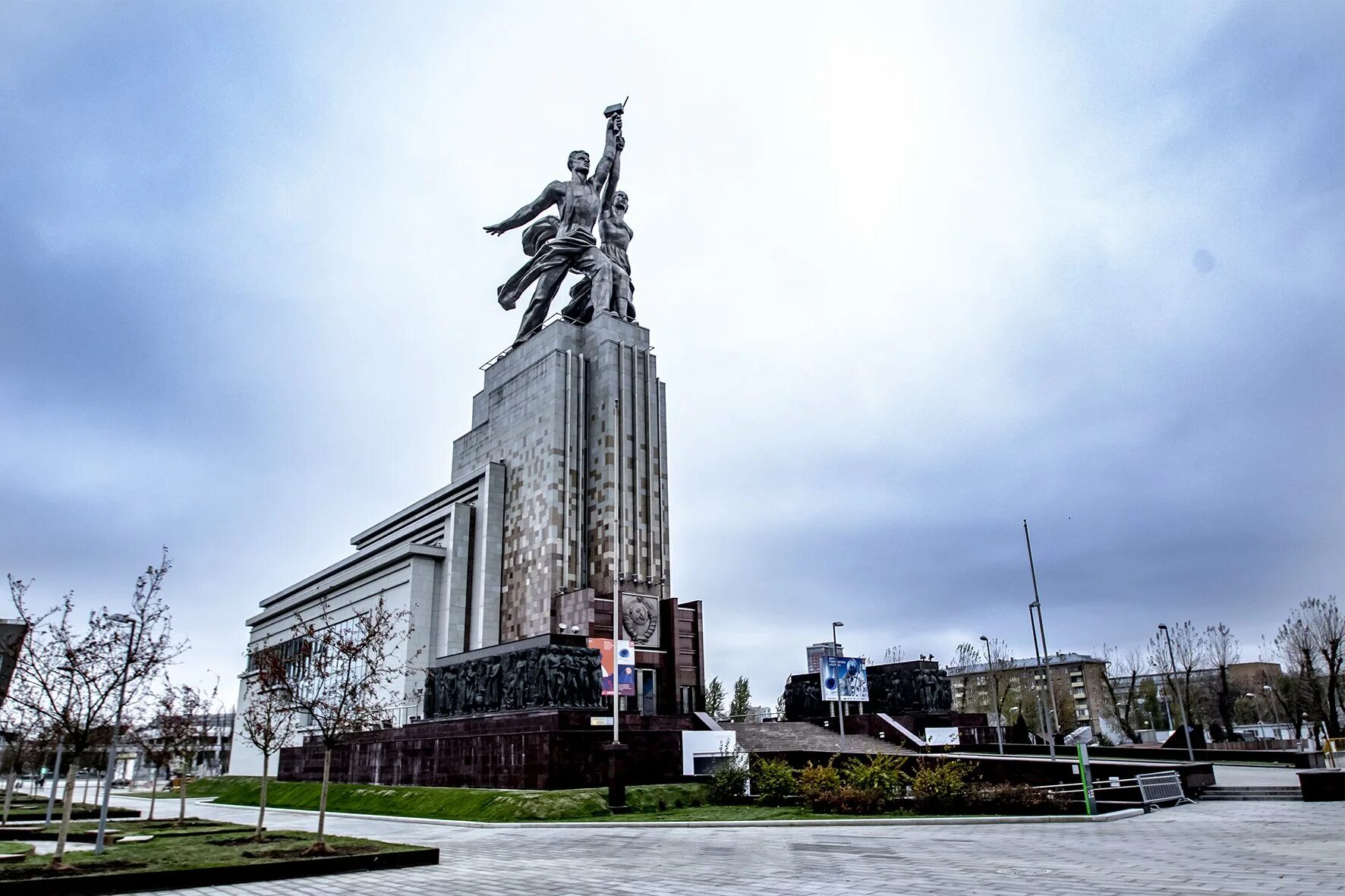 Мосфильм вднх. Памятник на ВДНХ рабочий и колхозница. Скульптура Мухиной рабочий и колхозница. ВДНХ памятник колхознице. Памятник « рабочий и колхозница». Скульптор Мухина в.и.,Москва,1937.