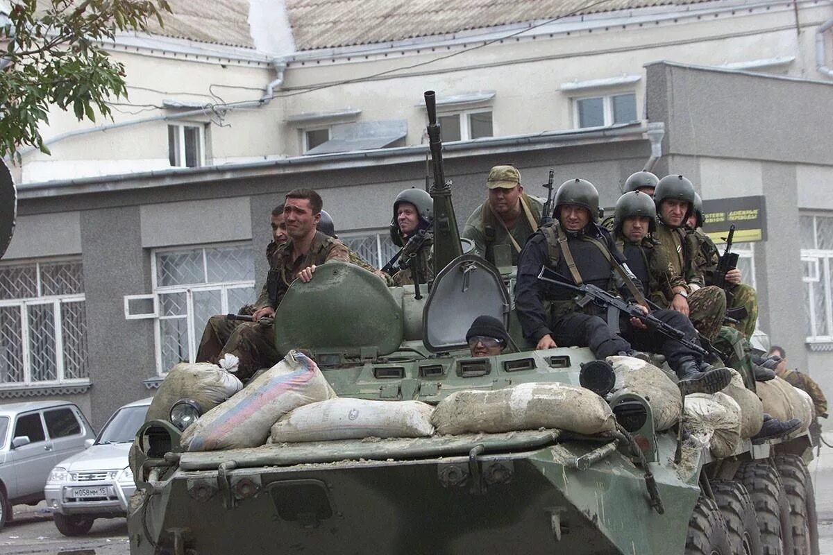 штурм школы в беслане. беслан 3 сентября 2004 штурм. штурм школы в беслане. штурм школы в беслане. захват школы в беслане штурм.