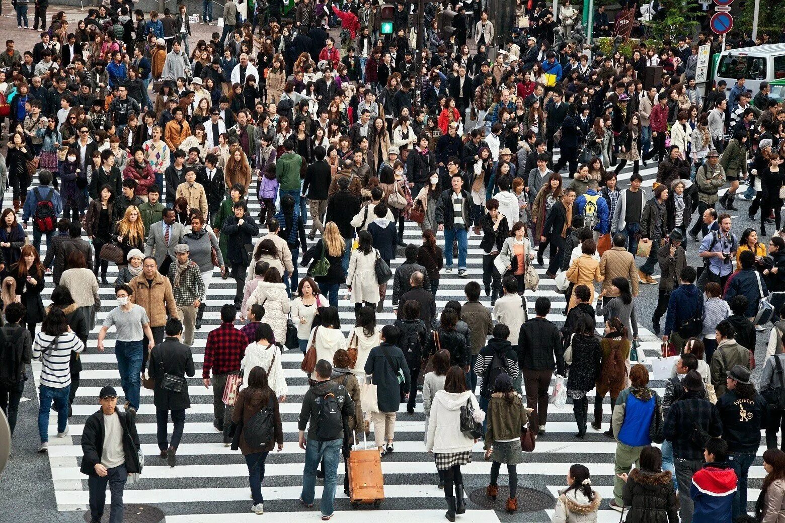 Crowded street. Население Рязани на 2022. Население Японии на 2022. Токио перекресток Сибуя. Толпа людей в городе.