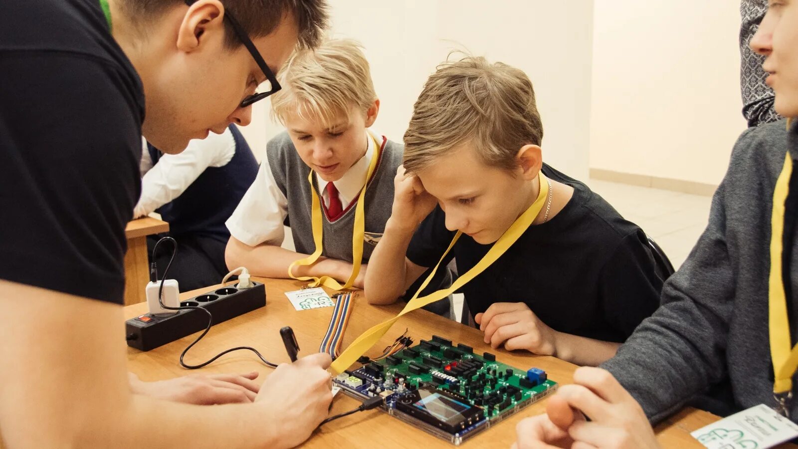 Робототехника для детей. Что такое робототехника для школьников. Уроки по робототехнике для школьников. Кружок по электронике для детей.