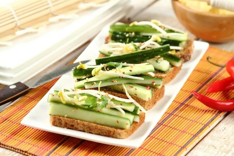 горячие бутерброды с огурцом. бутерброд с огурцом. чиабатта со шпротами. бутерброды простые с огурцом. сэндвич с огурцом.