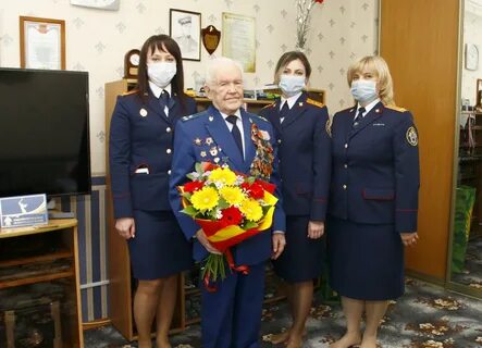 Сотрудники поздравили ветеранов