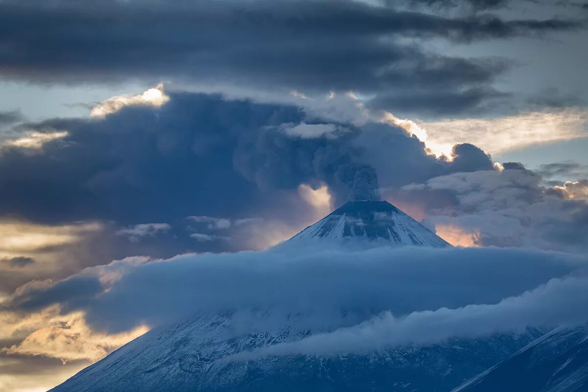 Unique kamchatka. Уникальная природа Камчатки. Лентикулярные облака на Камчатке. Магадан вулканы. Смещение вулканического облака Камчатка.