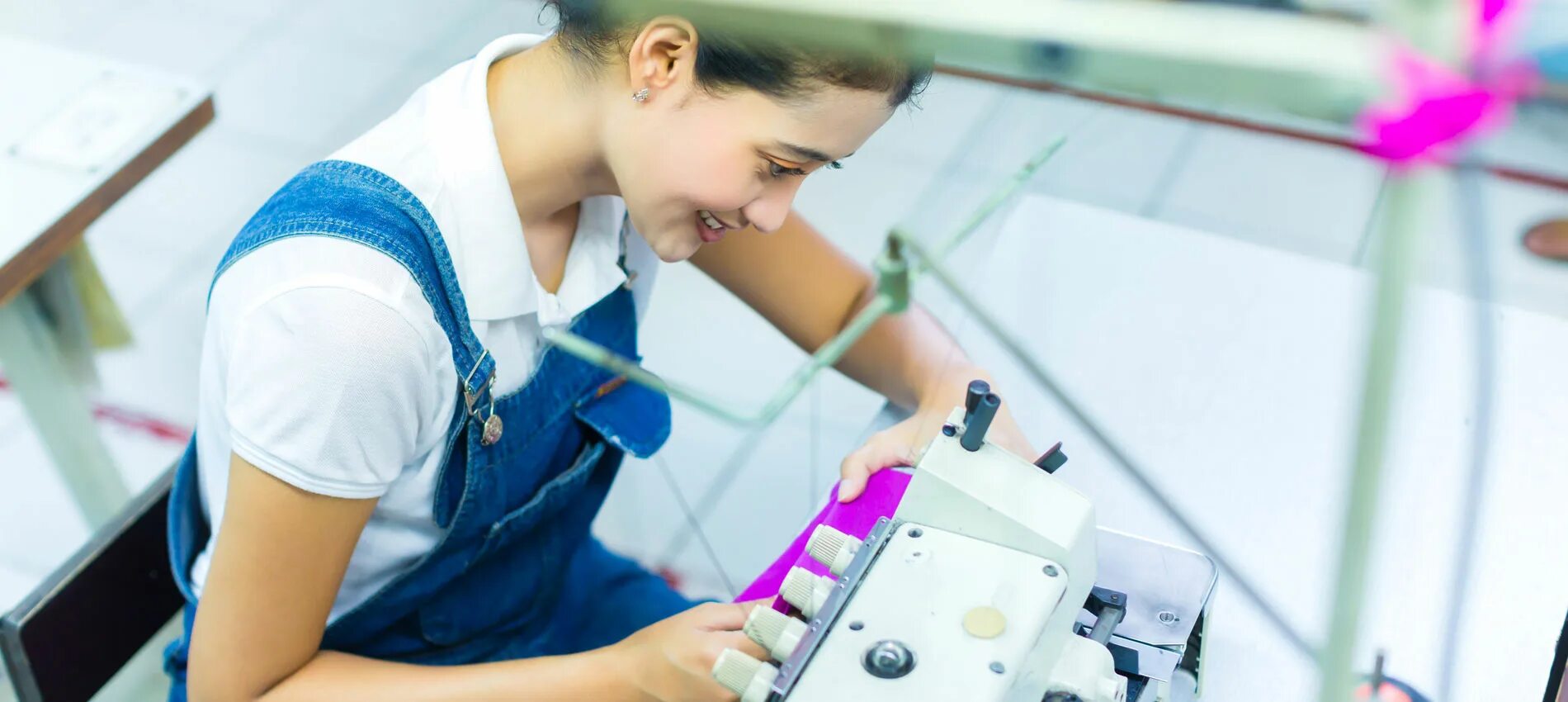 Seamstresses at the factory sew standing up. Швея. Швейная машина дома селфи. Швея азиатка. Швея азиатка.