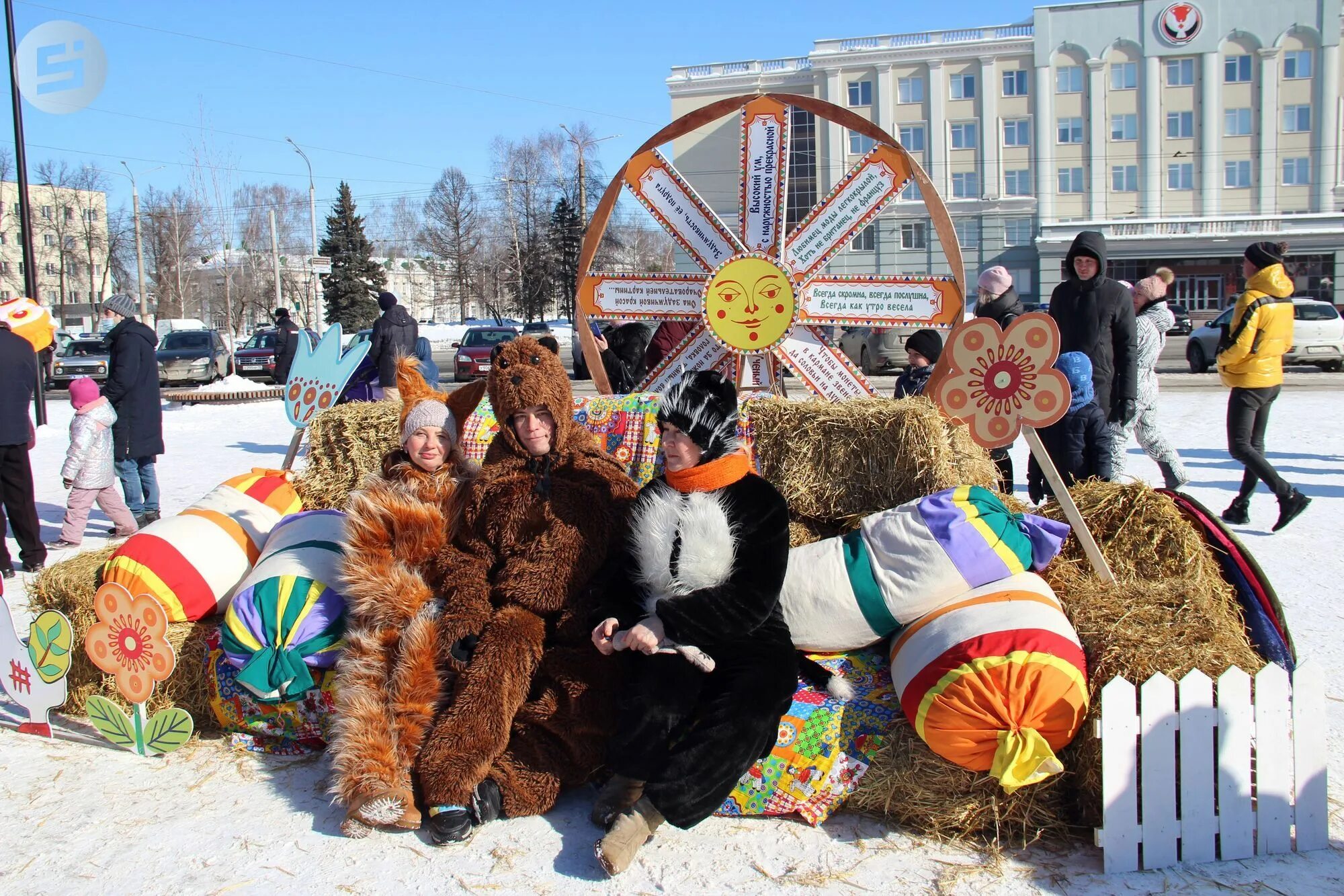 Масленица в ижевске 2024 где. Масленица. Украшение территории на Масленицу. Украшение площади на Масленицу. Масленица на центральной площади Ижевск.