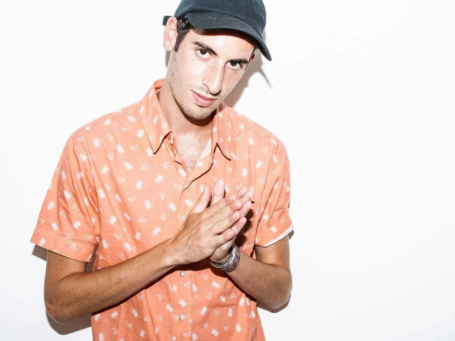 Raise картинки. Подростки поднимают руки на вопрос. Has raised. Фирма бен. Rise vs raise разница.