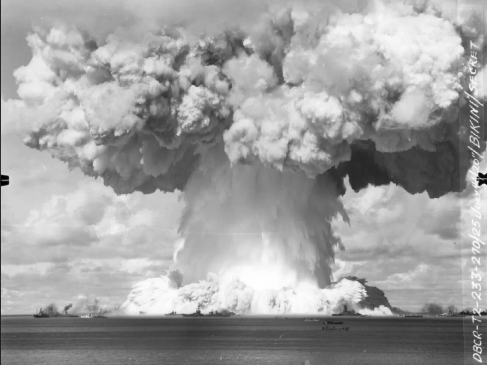 Сайт ядерного взрыва. Атолл бикини взрыв атомной бомбы. Ядерный гриб Кастл Браво. Кастл Браво взрыв. Подводный ядерный взрыв на атолле бикини 1946.