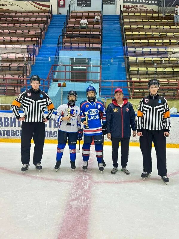 Кристалл 2010 бердск. Кристалл 2009 год. Кристалл 2009 год. Хоккейная команда рубин кузнецк 2009. Кристалл 2009 год.