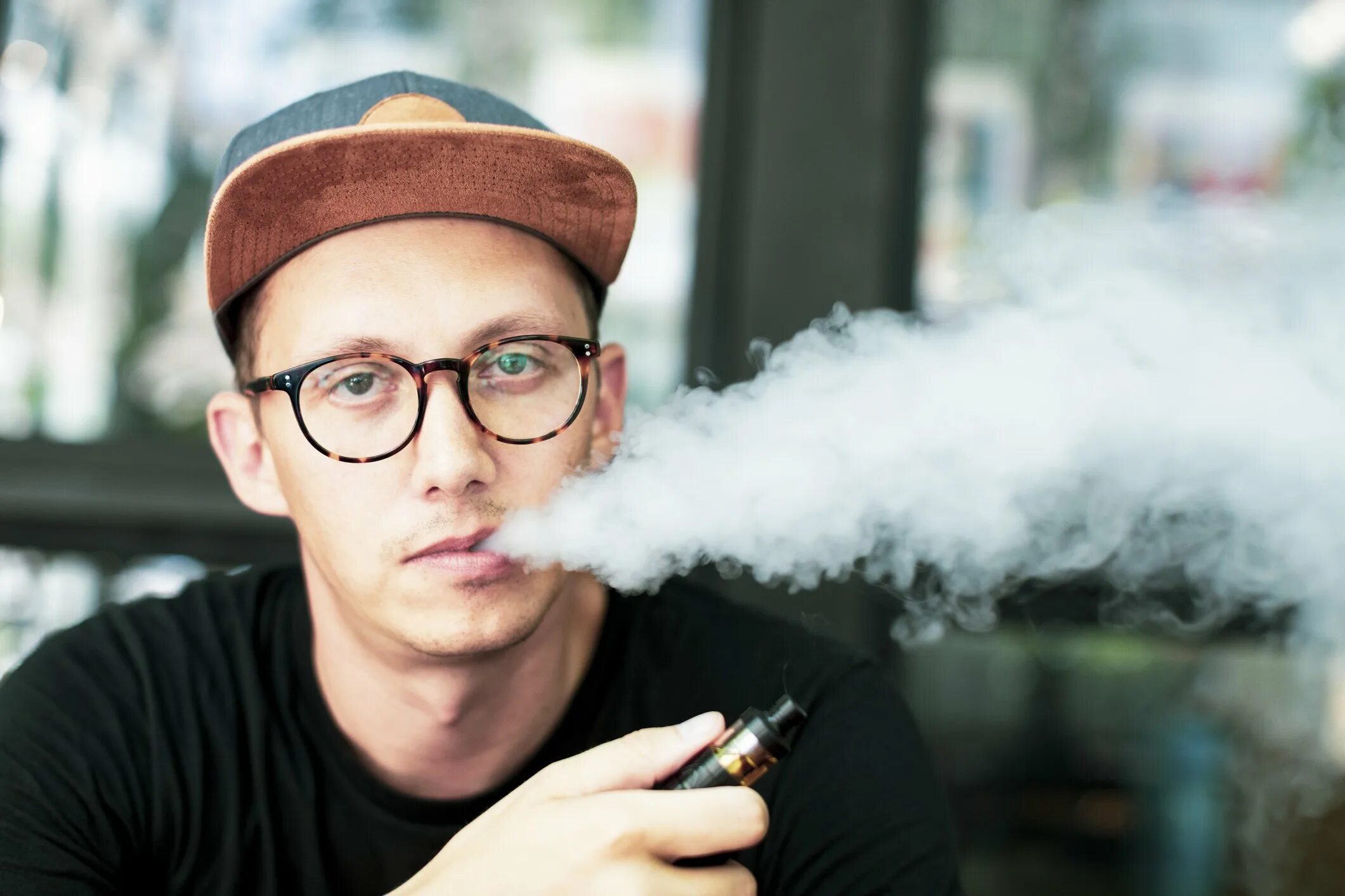 Мужик нашел новую электронную сигарету. Мужчина с ВЕЙПОМ. Человек с электронной сигаретой. Парень курит электронную сигарету. Парень с электронной сигаретой.