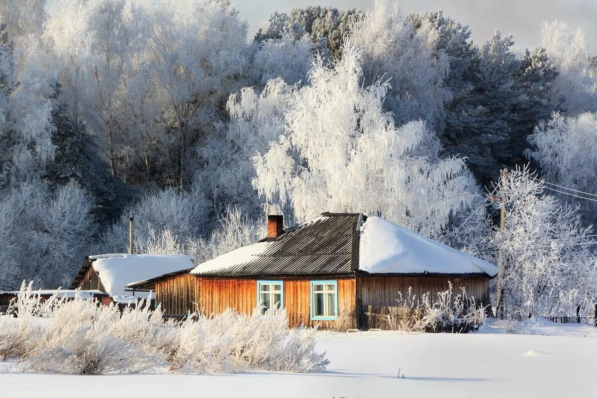 Мало тепло деревня. Зимняя деревня. Зима в деревне. Деревенский домик зимой. Зимний пейзаж деревня.