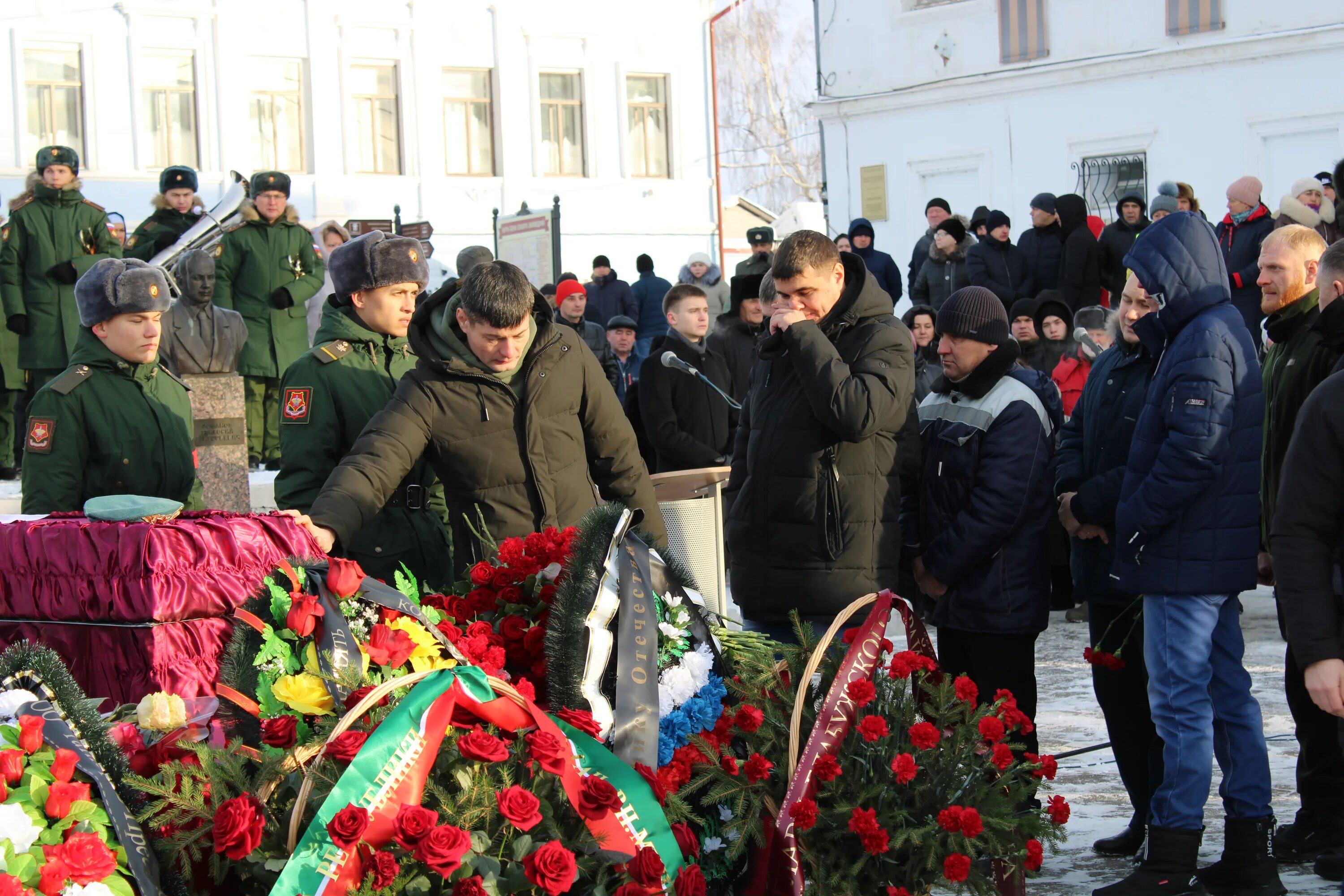 Спецоперация сегодня 22. В Сызрани простились с погибшим. Простились с погибшим в спецоперации Семикаракорск.