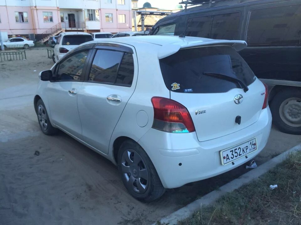 Купить витц дром. Toyota Vitz 2008. Тойота Витц 2001. Спойлер Toyota Vitz 2000. Тойота Витц 90.