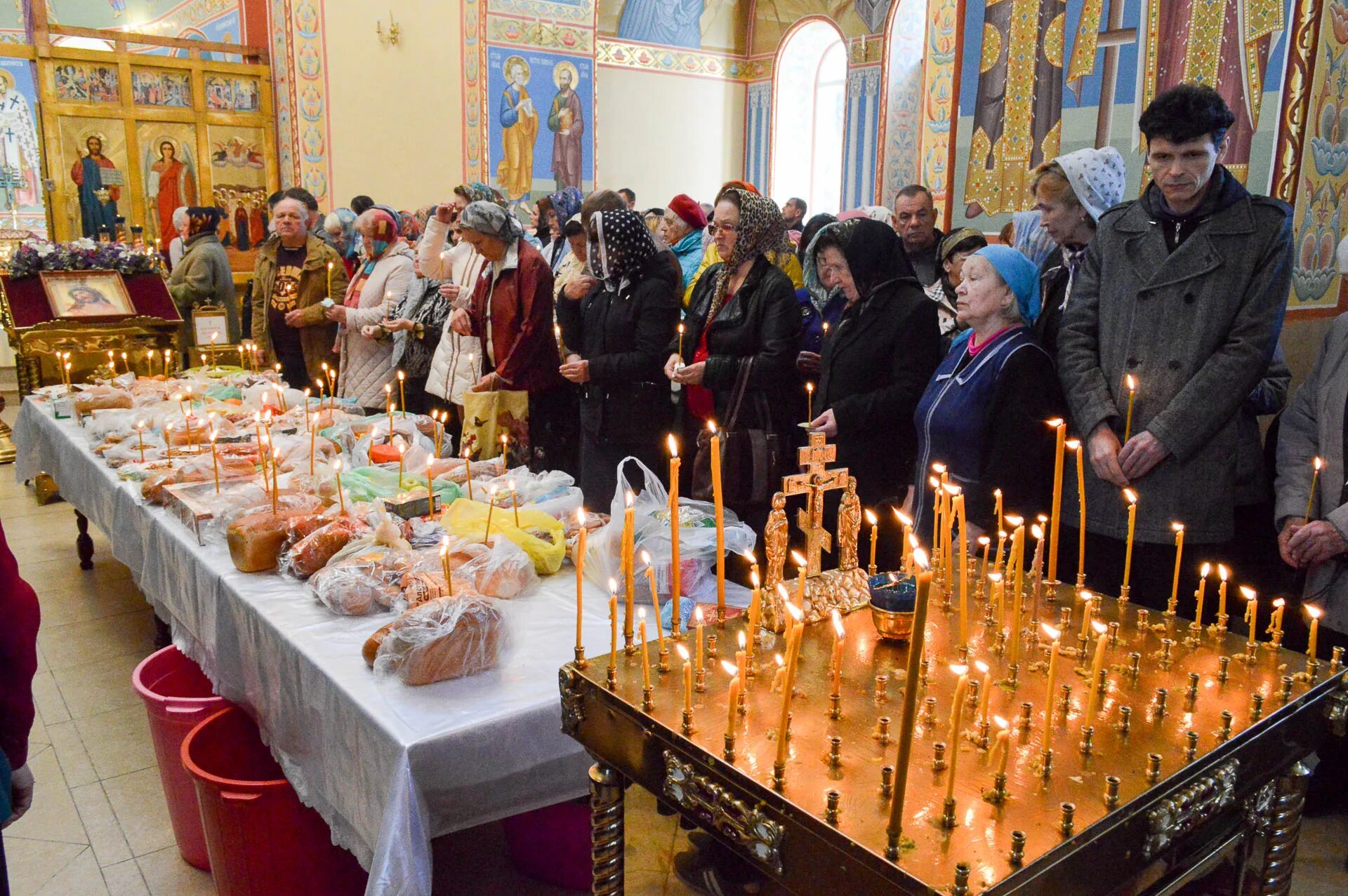 Мясопустная поминальная суббота. Помин в храме. Поминальный столик в церкви. Вселенская родительская суббота в храме. Мясопустная суббота богослужени.