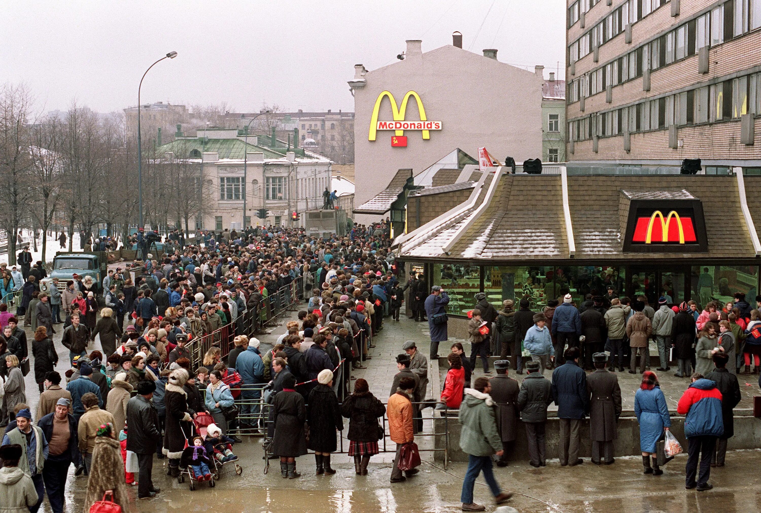 Очередь в макдональдс 1990 Москва. Очередь в первый макдональдс в Москве 1990. Открытие первого Макдональдса в Москве 1990. Первый макдональдс в СССР очередь. Закрый