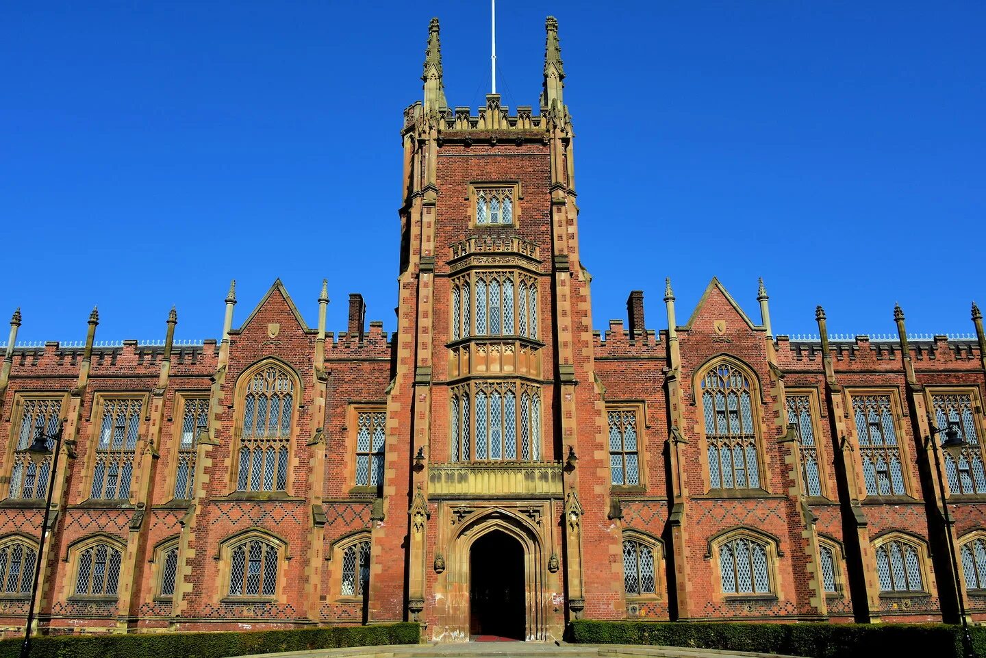 Lanyon building at Queen's University Belfast. Белфаст Баскинг. Queen’s University Belfast инфа. Queens University in Belfast.