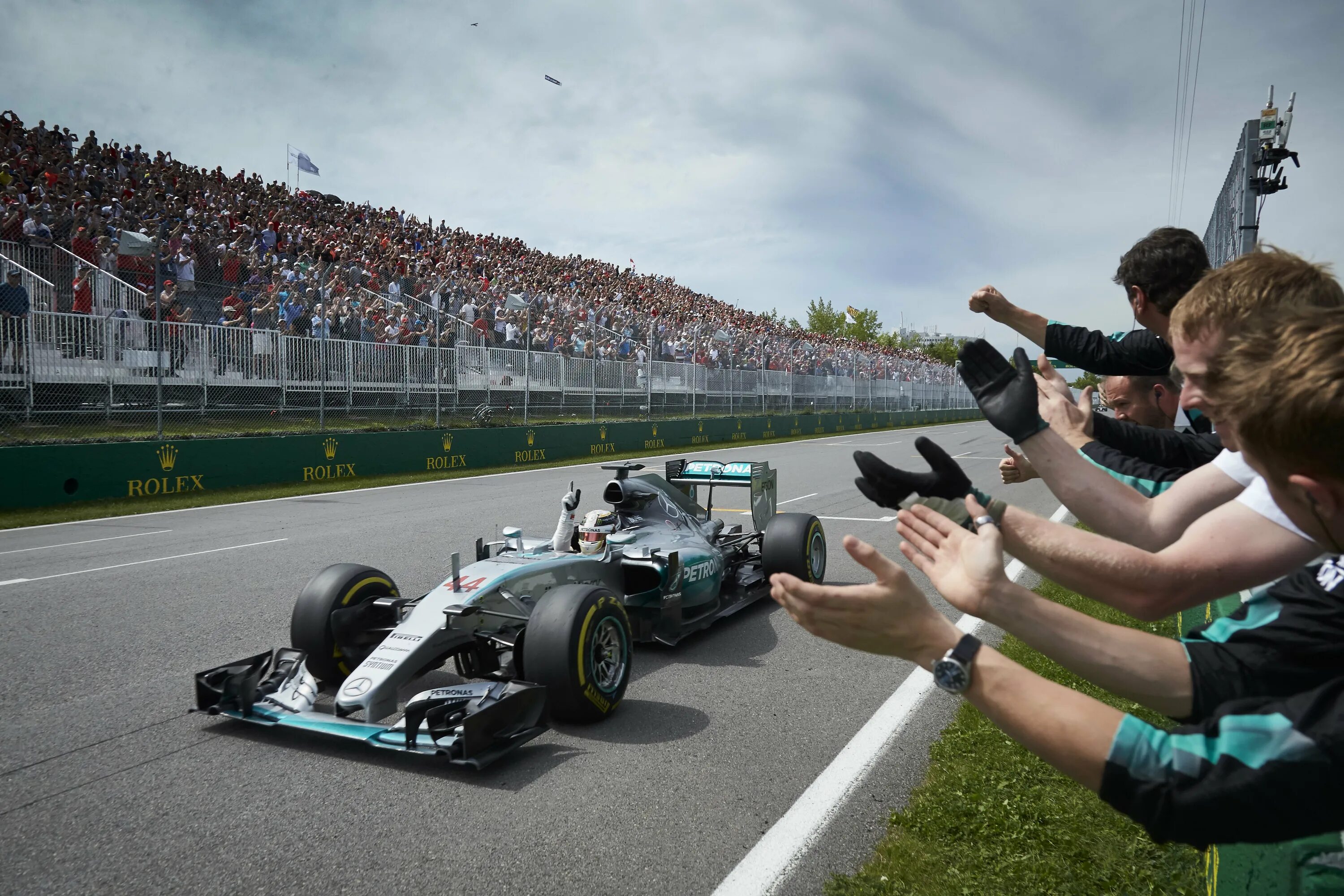 Техники формулы 1. Mercedes f1 2015. Lewis Hamilton 2015. Lewis Hamilton f1. Formula 1 Mercedes.