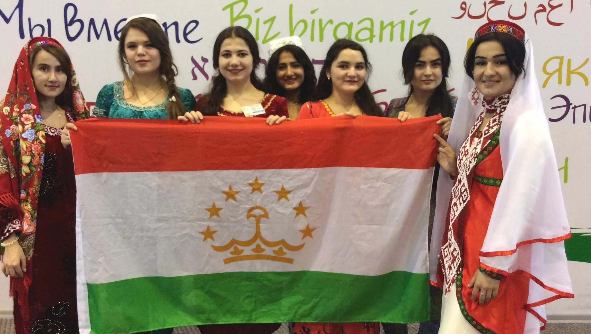 Таджики в германии. Молодежь Таджикистана. Платья таджикские молодёжи современные. Девушки с таджикским флагом. Таджики молодежь.
