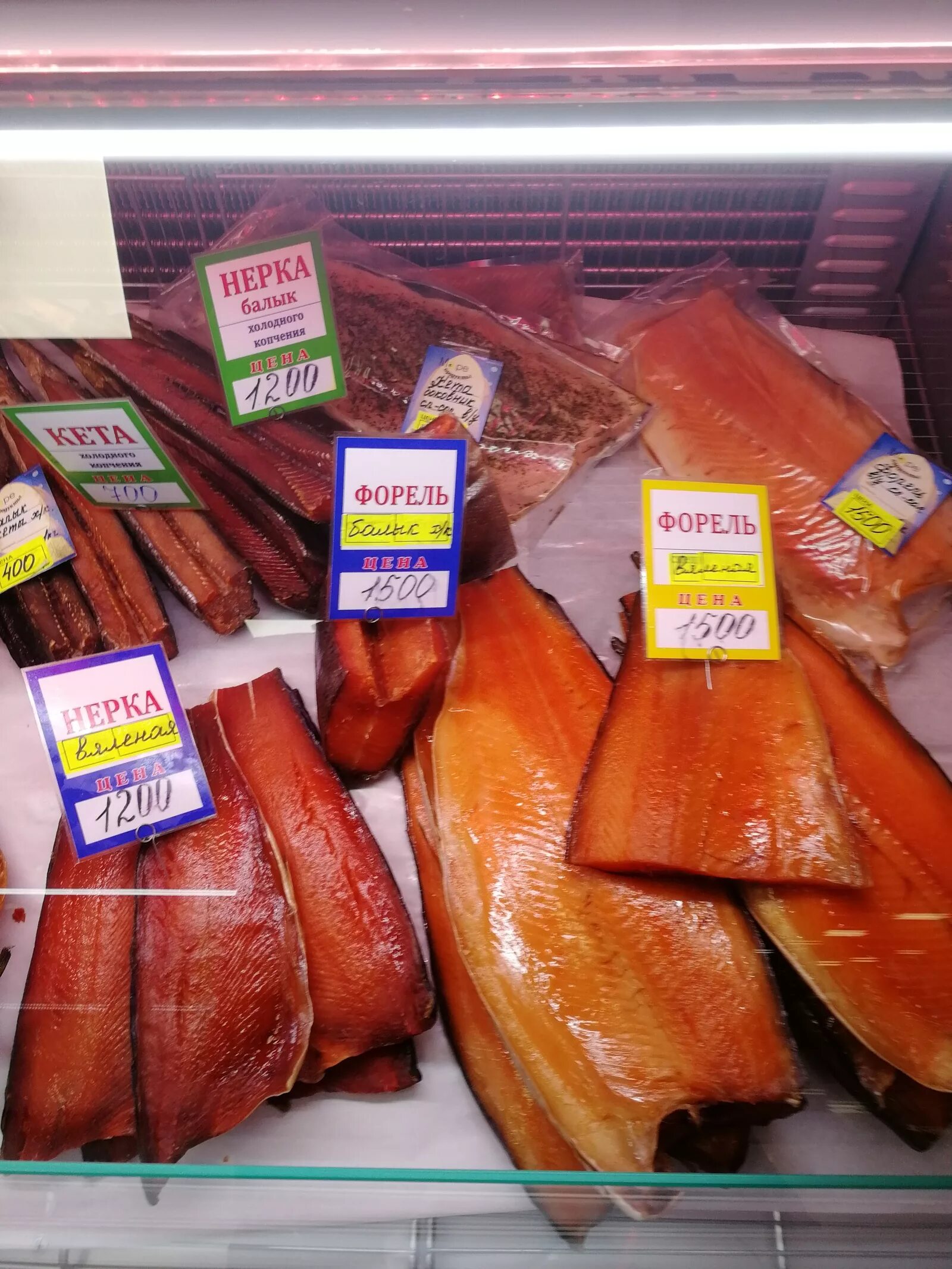 Южный сахалин купить. Рыба на рынке Южно Сахалинск. Рыбный рынок Южно-Сахалинск. Рыба в магазине. Рыбный рынок Сахалин.