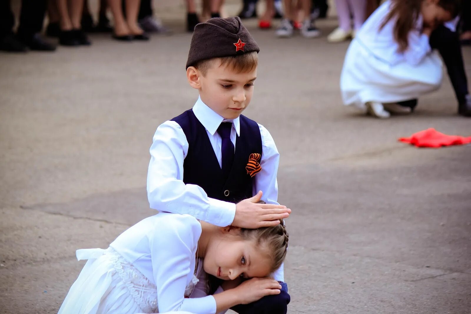 Видео маршируют мальчики и девочки видео прикол. Детские военные парады. Марш деревянных солдатиков. 9 детей шагают. Военные формы для детей строевой.