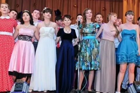 Выпускники 11 а покупают букеты цветов