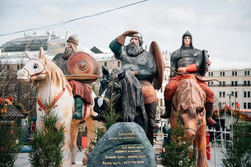 статуя три богатыря красноярск. три богатыря. три богатыря красноярск. три богатыря красноярск. памятник три богатыря в красноярске.