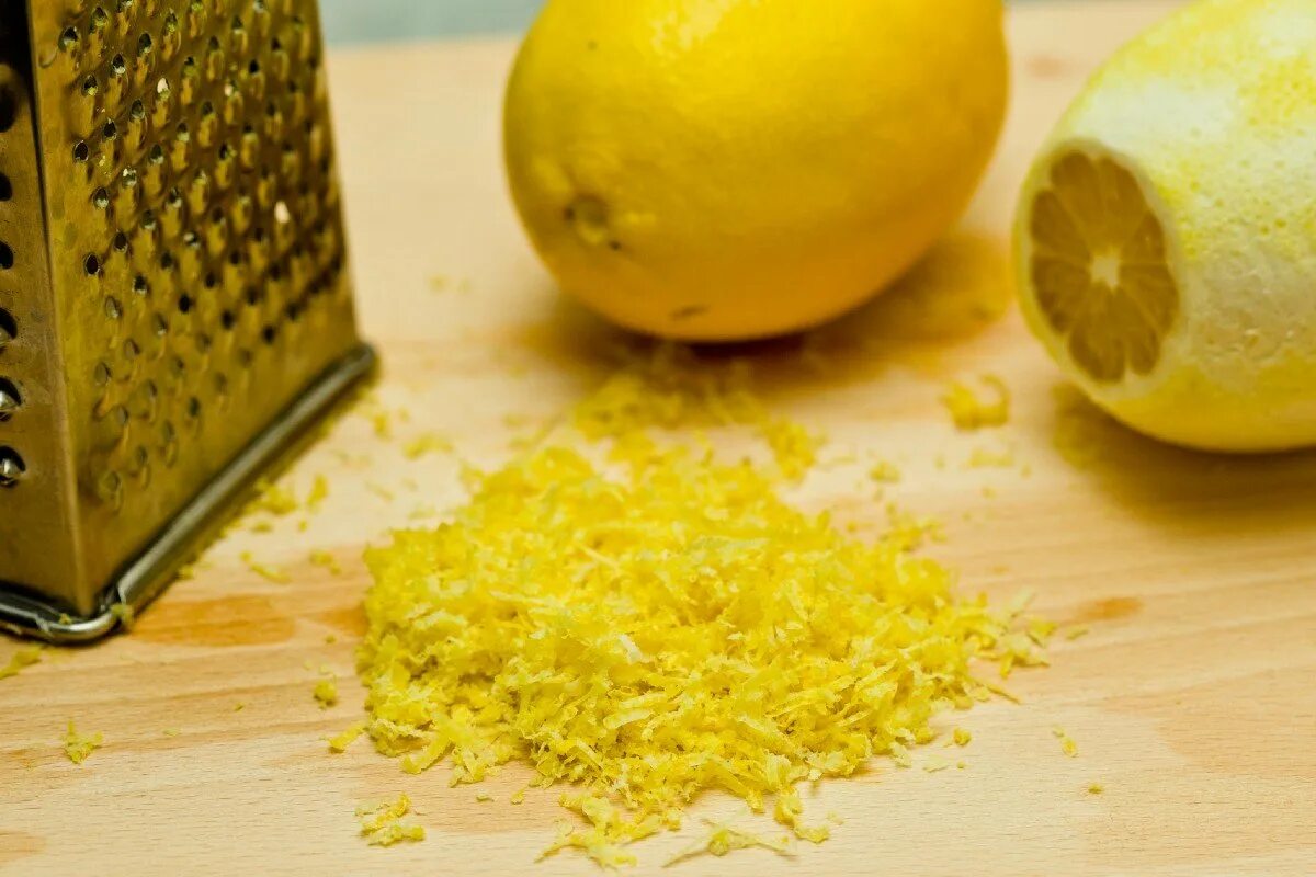 Цедра из лимонов. Цедра из лимонов. Терка для цедры. Цедра апельсиновая. Натертый лимон с цедрой.