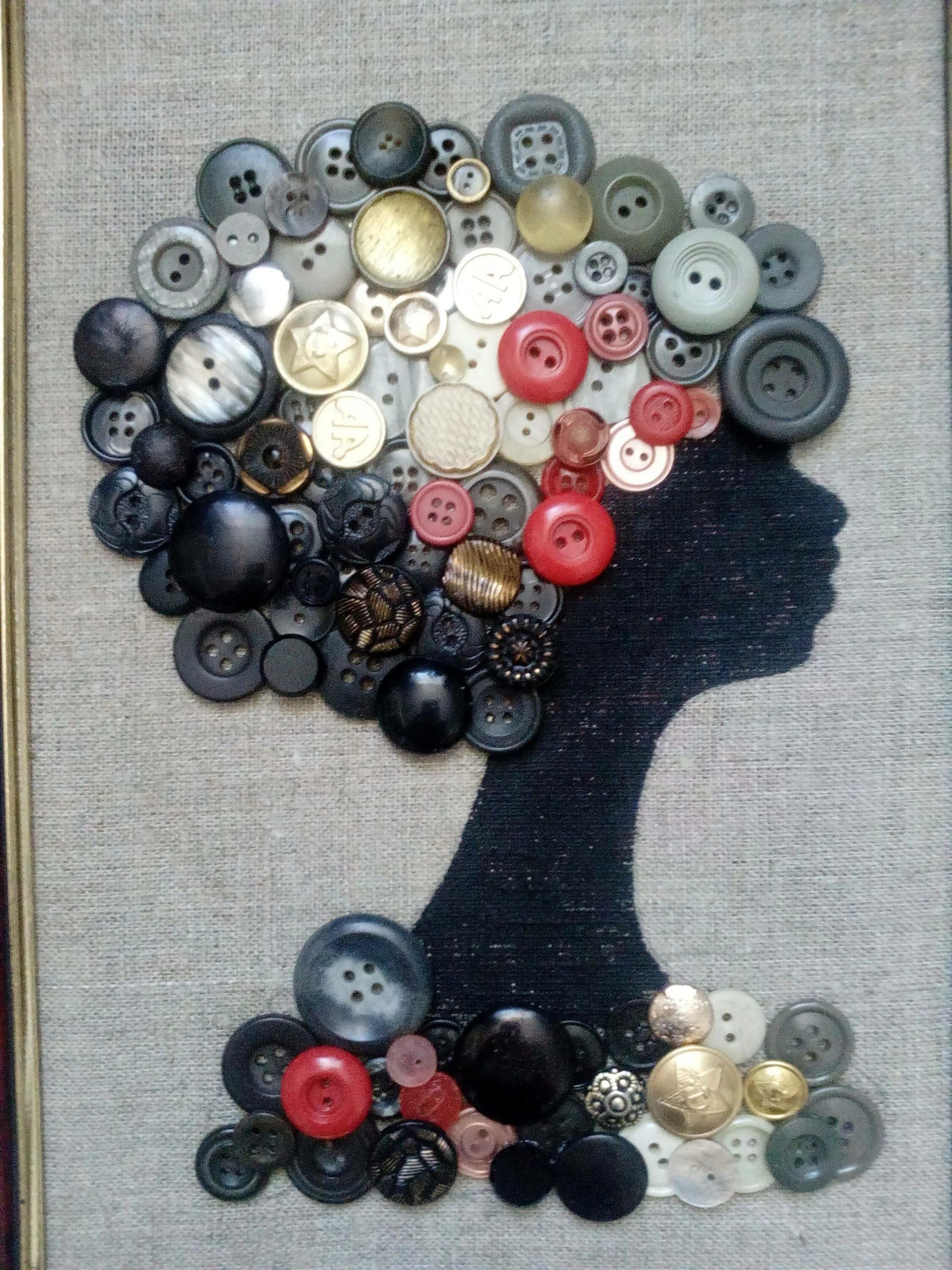 украшения из пуговиц. необычное панно из пуговиц. украшения из пуговиц. рукоделие из пуговиц. предмет из пуговиц.