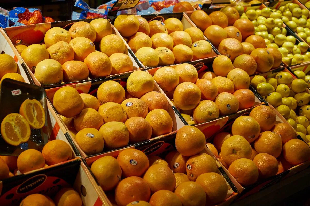 сколько стоит 1 кг апельсин. апельсины 1 кг. динамика цен на мандарины. апельсины в упаковке. сколько стоят апельсины в пятерочке.