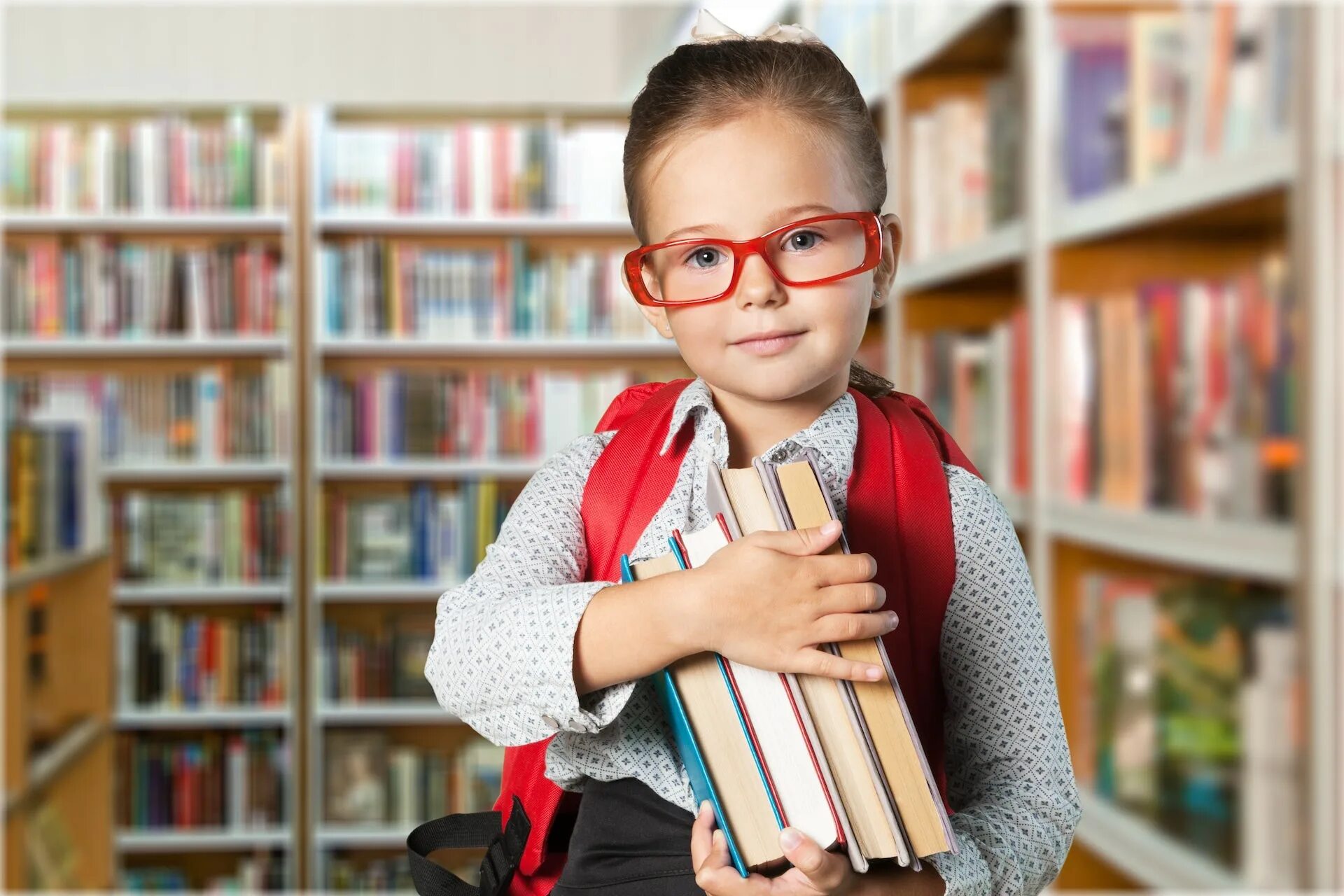 Ученик книжный магазин. Школьник в очках. Интересы ребенка. Дети учеба. Чтение младших школьников.