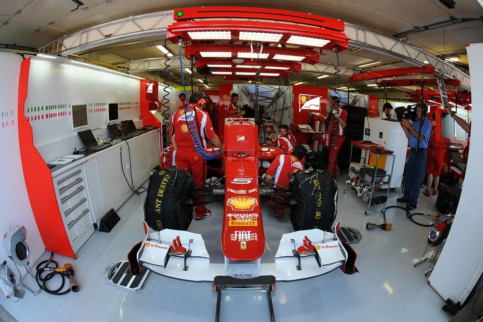 Формула 1 внутри. Боксы f1. боксы феррари ф1. формула 1 феррари 2011. боксы формулы 1.