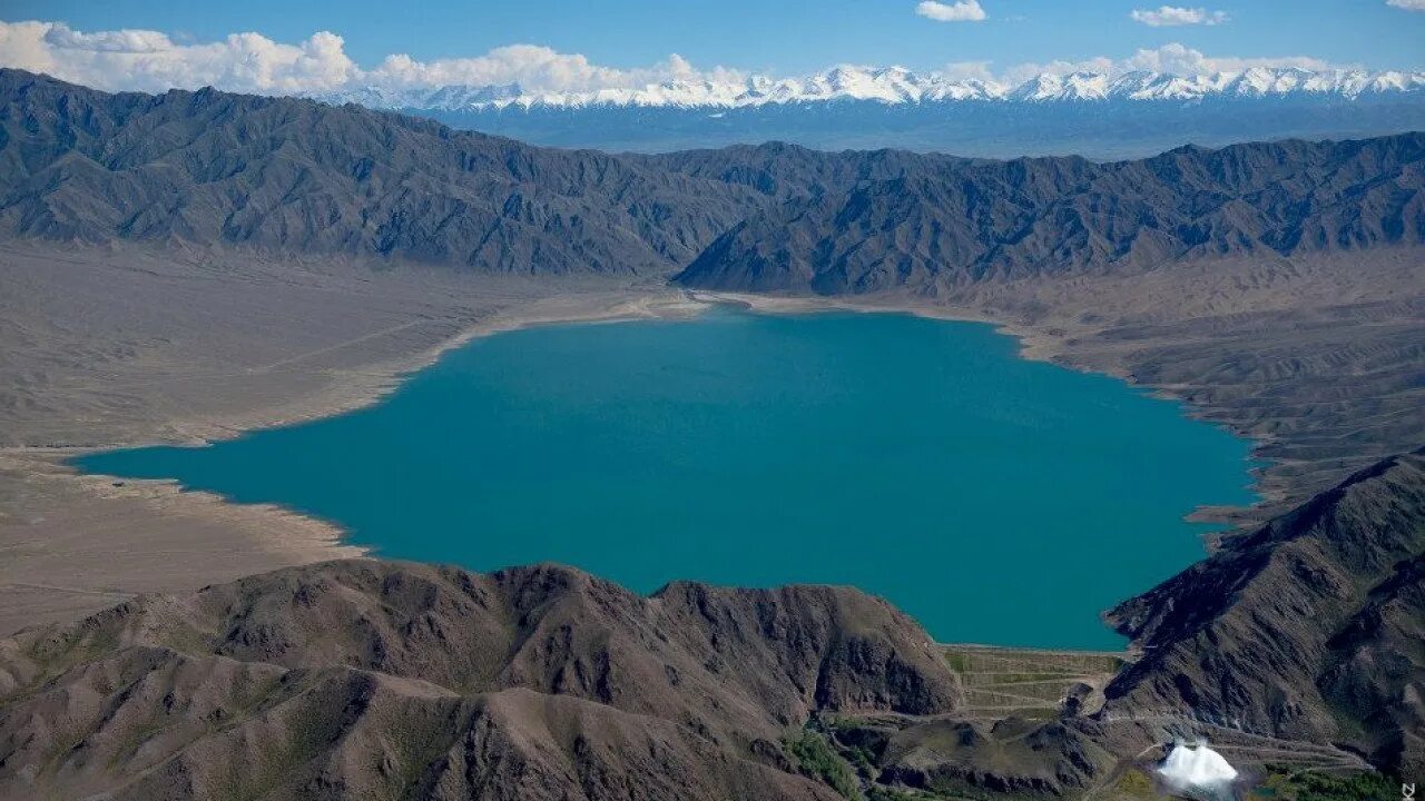 Ала түсті. Озеро Бартогай. Водохранилище Бартогай. Озеро Бартогай Казахстан. Водохранилище Бартогай Алматы.