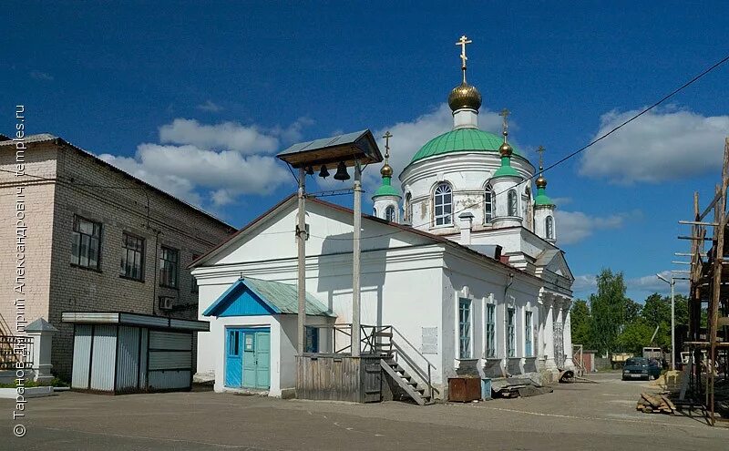 Аптека урень. Православный храм трёх святителей Урень. Церковь трех святителей город Урень. Трехсвятительская Церковь Урень. Церковь в Урене Нижегородская область.