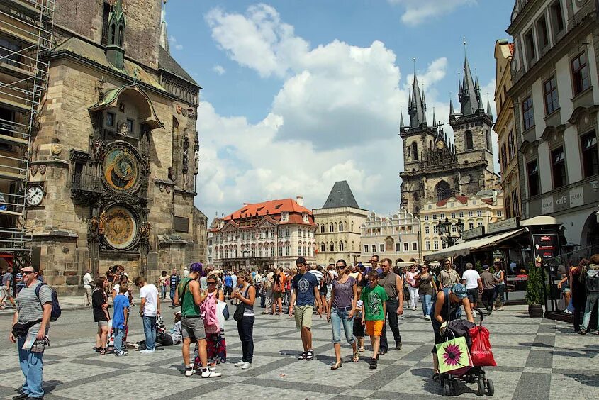 Есть ли в европе. Чехия Прага туризм. Прага туристы. Прага население численность. Прага Чехия население.