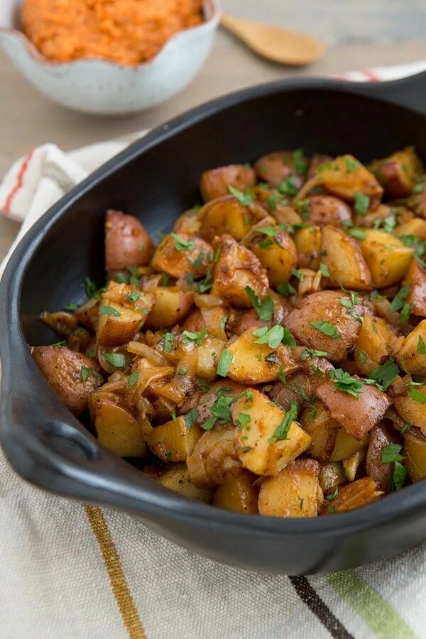 Видео рецепт картошки с мясом. Картофель тушеный с мясом. Тушеная картошка с овощами. Тушёная картошка с мясом. Мяско тушеное с картошкой.