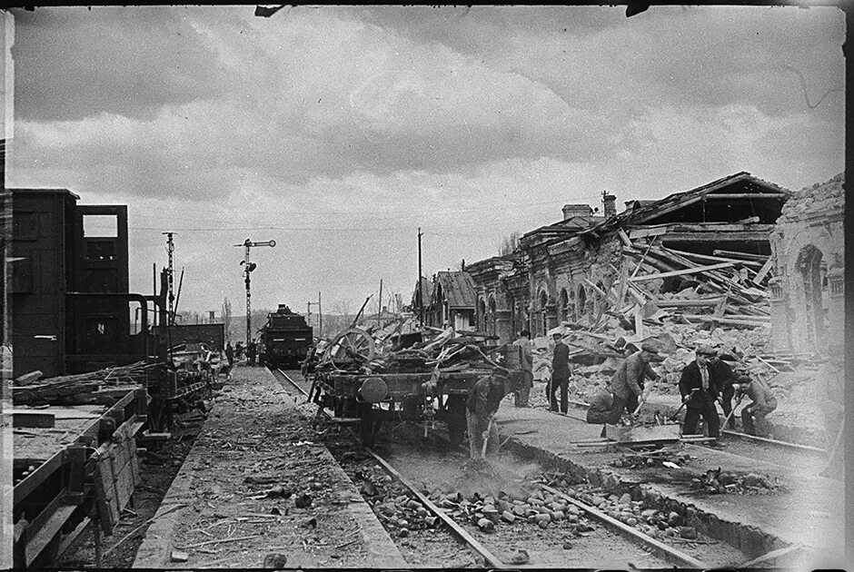 Разрушенный Симферополь 1944. Вокзал Симферополь 1944. Севастополь после войны 1941-1945. Разрушенная Железнодорожная станция 1944. Симферополь 1944 года