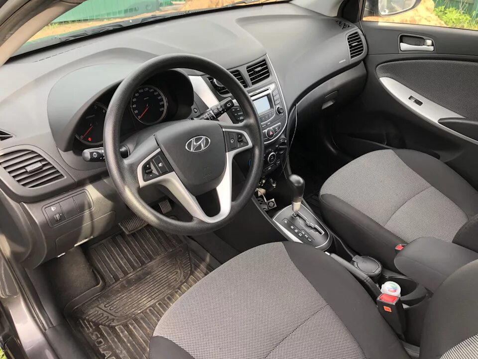 Hyundai solaris 2014 хэтчбек салон. 4 салон. Солярис 1 хэтчбек салон. Hyundai solaris хэтчбек салон. Hyundai solaris 2014 хэтчбек салон.