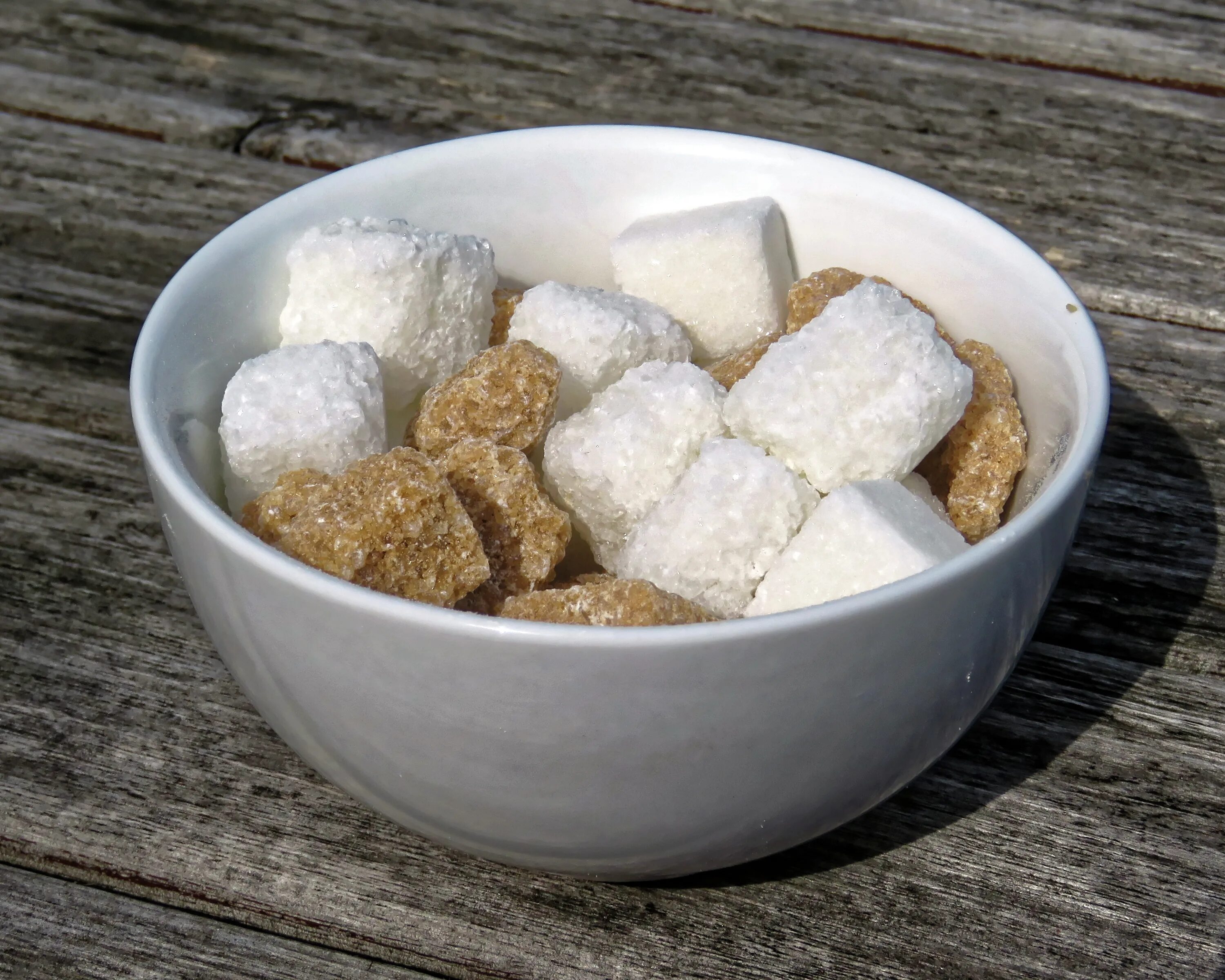 Сахар. Полезный сахар. Белый и коричневый сахар. Тростниковый сахар белый.