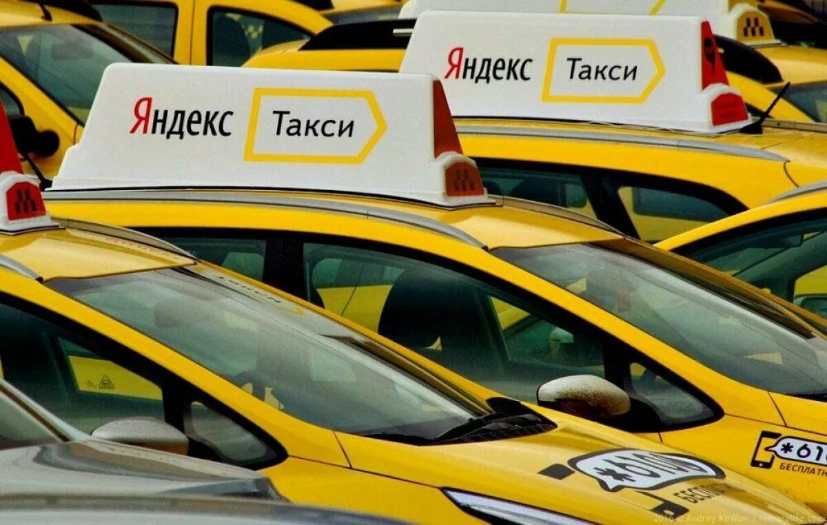Такси москва. Таксист в машине. Московское такси. Такси фото. Устроиться в такси без машины в москве.