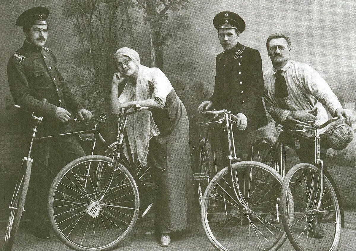Велосипедный спорт 19 век Россия. Велоспорт в России 19 век. Группа велосипедистов в 1906 г. Дореволюционные велосипеды. Увлечения 19 века