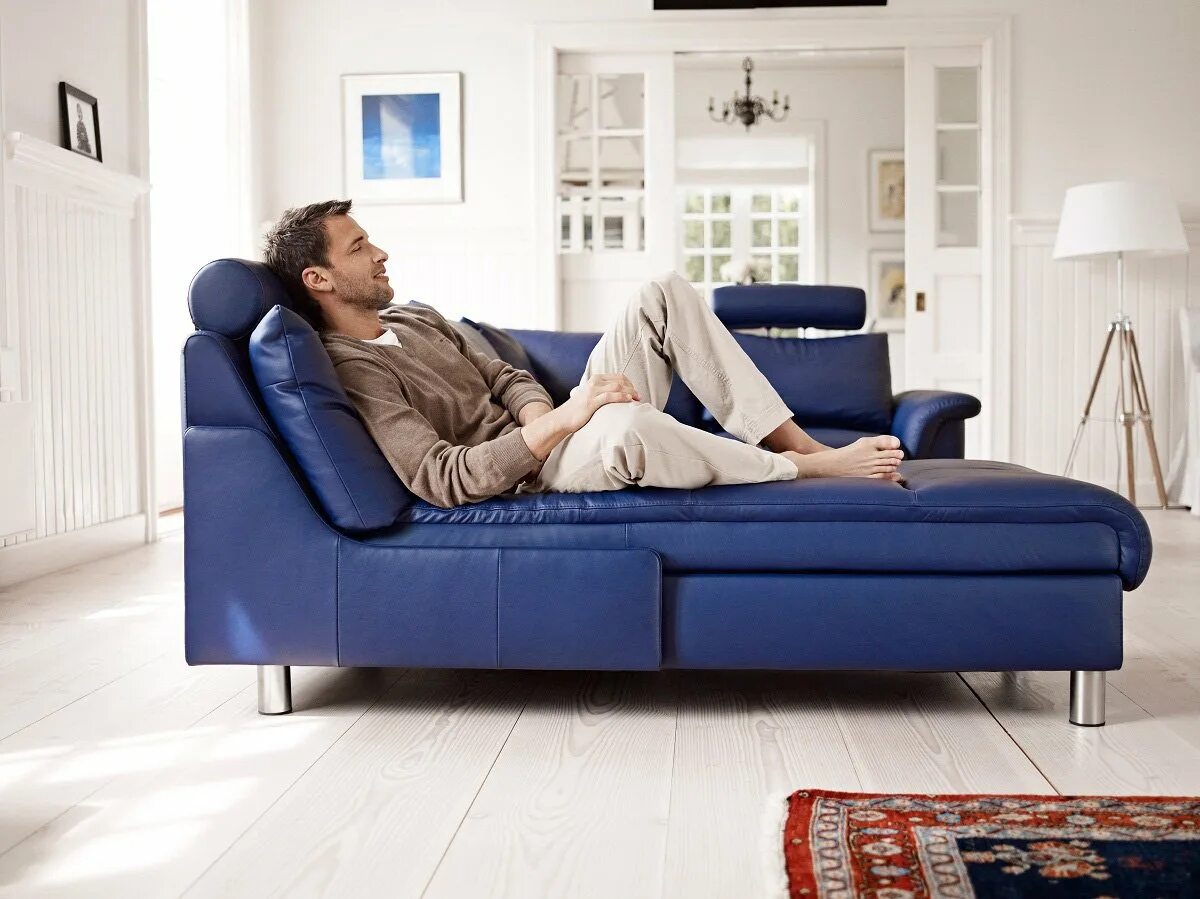 Голодный диван. Человек в интерьере. Человек на диване. Синий диван. Люди и мебель.