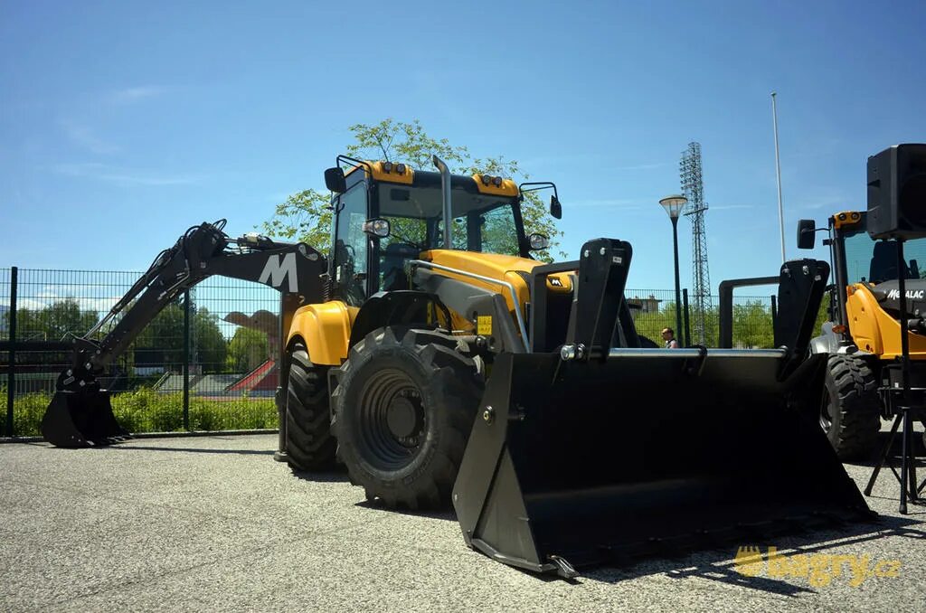 Экскаватор погрузчик 825. Mecalac TLB 890. Mecalac tlb990. Экскаватор-погрузчик Mecalac 890. Terex TLB 825.