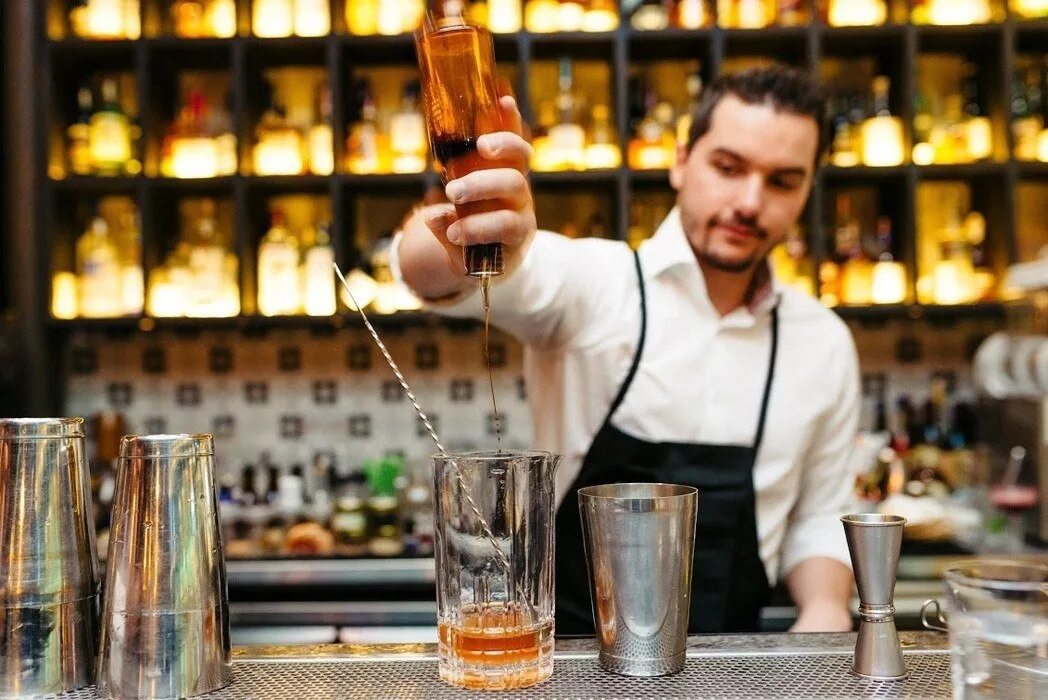 Робот бармен на мероприятие. Иван зотов бармен. Кан бармен. Бармен. Бармен картинки.